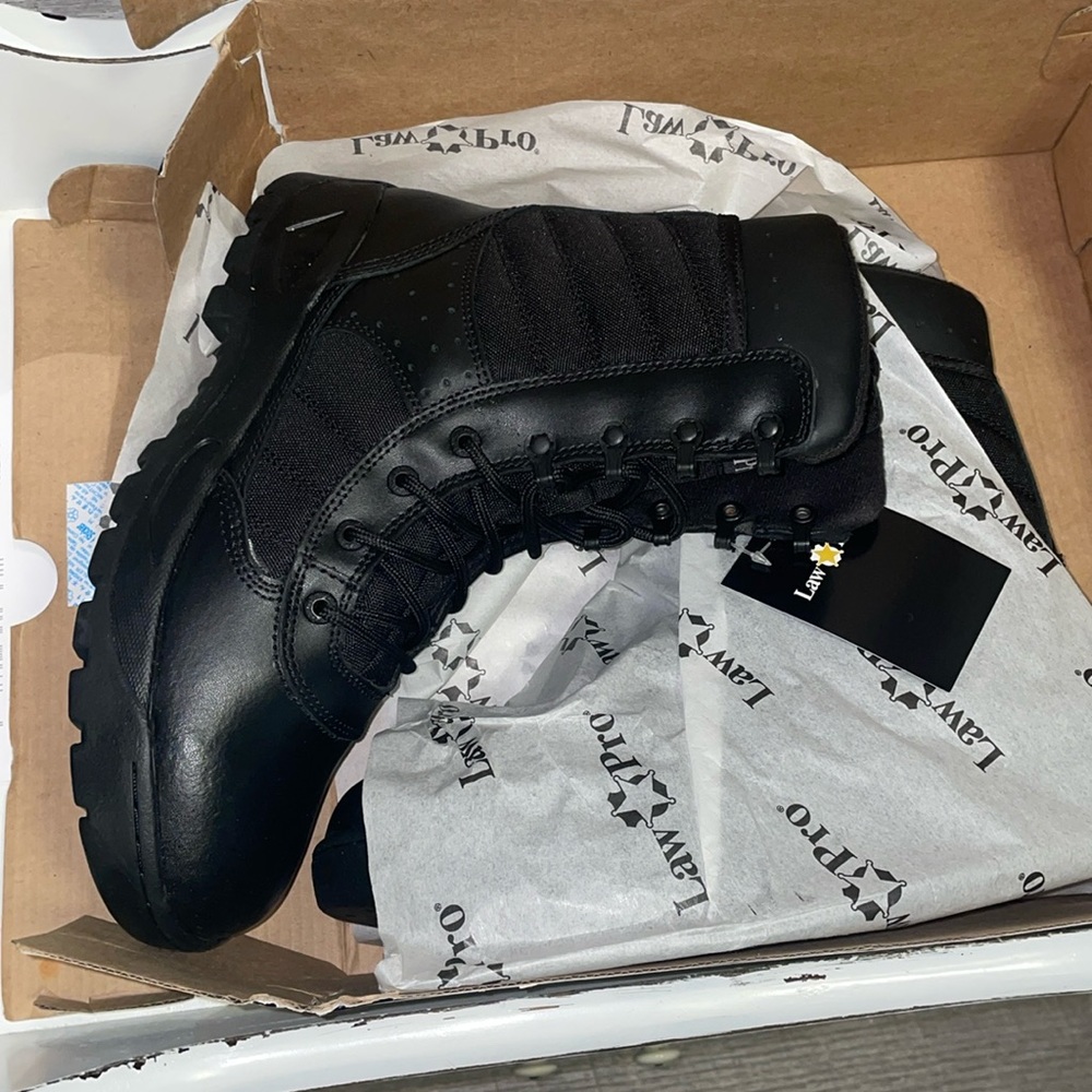 Paper men’s boots size 9 NWT